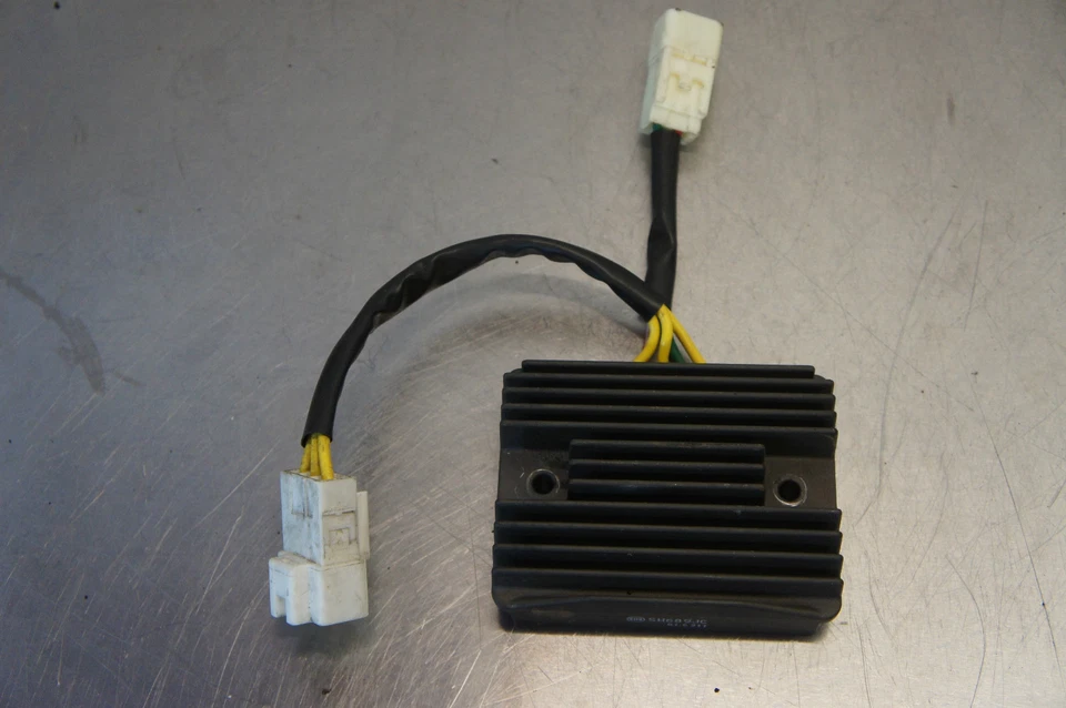 B61  G VESPA PIAGGIO GTS 300 SUPER 2012 OEM REGULATOR RECTIFIER 2 PLUGS - image 1 of 4