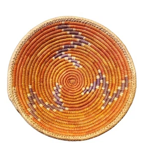 Handwerklicher Anhänger: Handgewebter Graskorb mit roten und blauen Akzenten - Bild 1 von 2