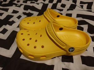 yellow crocs size 4