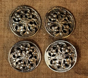 4 gegossene, handgravierte & durchbohrte englische Sterling Knöpfe (Birm. 1900, L. Emanuel) - Bild 1 von 4