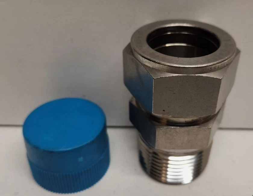 SWAGELOK 1" TUBE OD X 1" NPT MALE CONNECTOR SS-1610-1-16 - Image 1 of 1