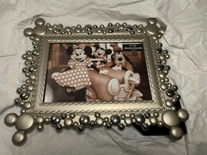Disney Parks Bilderrahmen Mickey Mouse Symbol silberfarben 4”x6” Foto freistehend - Bild 1 von 11