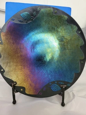 Placa de 10 pulgadas fundida iridizada firmada por Lynn Latimer con borde negro y hojas #2 Foto 1 de 4