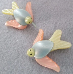 Vintage Pr of Pastell Moonglow Lucite Vogel Broschen Stifte Kolibris Schwalben - Bild 1 von 2