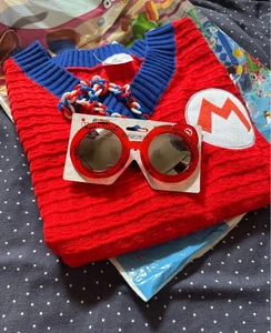 USJ Mario Weste und Sonnenbrille. Das gleiche Set getragen von BTS's JIN. - Bild 1 von 2
