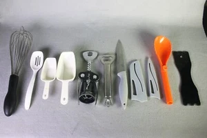 Menge 11 Küchenutensilien Werkzeuge - Schneebesen - Öffner - Gemüsemesser - mehr - Bild 1 von 4
