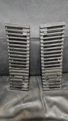 Rejillas de ventilación capó carrocería dura Nissan D21 86-97 usadas piezas originales Foto 1 de 2