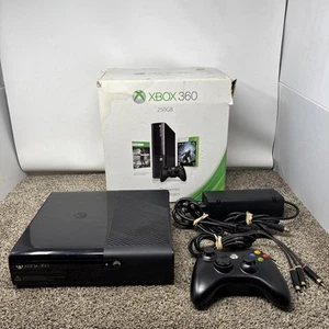 Paquete Consola Xbox 360 E 250 GB En Caja Controlador Cables Sin Juegos Probados - Imagen 1 de 21