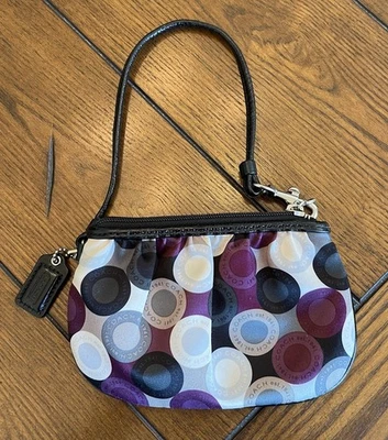 Muñequera COACH Signature Circles satinada con correa de cuero gris baya Foto 1 de 4