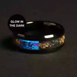 Fede Nuziale 8mm Meteorite Intarsiato e Foglia Oro 24K Tungsteno Nero, Anello Uomo - Foto 1 di 10