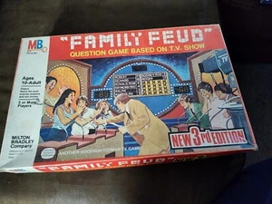MB Family Feud Gioco 8° Edizione 1985 💯 Completo - Foto 1 di 7