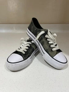 Rue21 Size 7 M Girls Camo Sneakers - Tennis Shoes - Style PFLACE - Pre Owned - Picture 1 of 16
