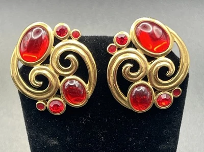 Pendientes de clip vintage años 80 Trifari piedra roja tono dorado pergamino jalea cabujón Foto 1 de 4