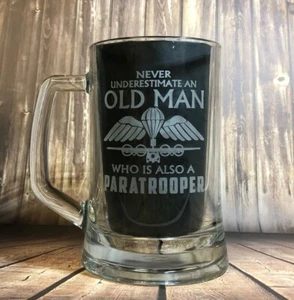 Tanquera de vaso de cerveza de mega pinta grabada nunca subestimes a un paracaidista - Imagen 1 de 1
