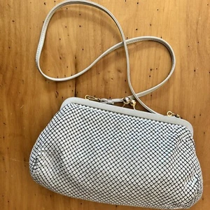 VTG Whiting and Davis White Mesh Hand Bag Purse w Kiss Closure Shoulder Strap - Picture 1 of 16