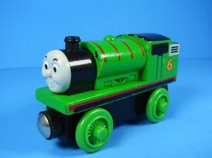 Thomas Il Treno Percy #6 Motore Verde Locomotiva Collegamento Magnetico Legno Plastica - Foto 1 di 10