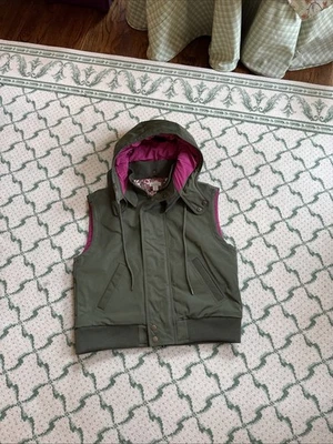 NUEVO SIN ETIQUETAS Sundance Chaleco Chaqueta Mujer Med Verde Rosa Inez Chaleco de Vuelo Capucha Extraíble Foto 1 de 4