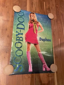 Scooby-Doo Film 2002 Daphne Poster Sarah Michelle Gellar 22x34 * Brandneu - Bild 1 von 4