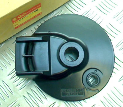 SUZUKI PE175 1982-1984, NEW ORIGINAL REAR BRAKE PANEL/ PANEL RR HUB, 64210-14400 - Image 1 of 4
