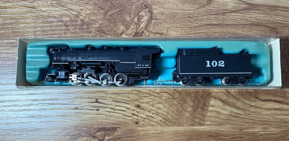 ATLAS STEAM LOCOMOTIVE 0-8-0 A.T.  SF. & TENDER 102 N SCALE TRAIN #2111 Train - Image 1 of 4