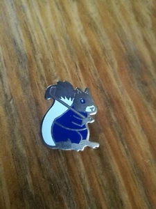 Golf club wielding squirrel enamel pin vintage - Picture 1 of 3