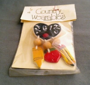 Vintage Nathalie's Country Wearables Pin 1990 - glasierter Ton - Motiv Schule Arbeit - Bild 1 von 4