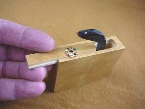 (W230-2) SNAKE bite box Wood joke prank trick funny OUCH toy Jumping snakes - Picture 1 of 1