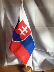 BANDERA DE PIE DE ESLOVAQUIA Y BASE DE MADERA - Imagen 1 de 1