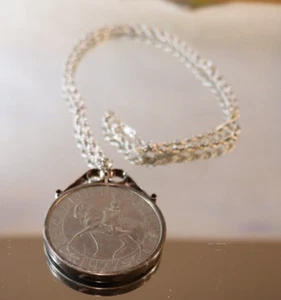 ELIZABETH 11 SILVER JUBILEE OF REIGN 1977 METAL & 23 1/2" SPEIDEL 10K G F CHAIN - Picture 1 of 10