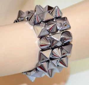 Bracciale donna grigio a molla elastico borchie chiodini polsiera lucida UV3 - Foto 1 di 1