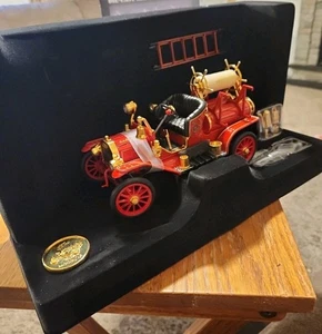 Road Signature 1914 Ford Model T Fire Engine 1:18 Diecast Fire Truck w/Gold Coin - Picture 1 of 11