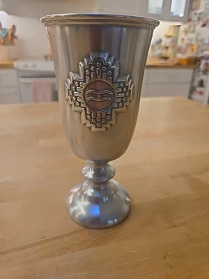 Cáliz de peltre vintage tono plata hecha en EE. UU. 7 pulgadas de alto 3,5 boca ancha. Foto 1 de 4
