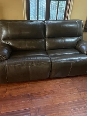 Sofá reclinable Duel Power de cuero real reposacabezas ajustable y cargador de teléfono’s Foto 1 de 4