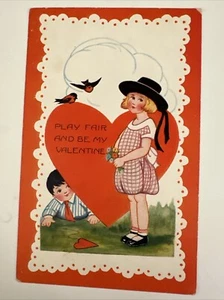 Valentinstag Junge & Mädchen posiert in einem Herzen WHITNEY MADE WORCESTER MASS 1920’s - Bild 1 von 2