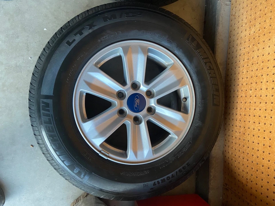 "Juego de 4 llantas de 17"" (aleación plateada) 245/70R17 (camión deportivo)" Foto 1 de 4