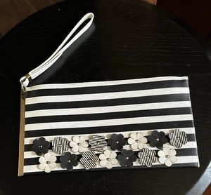 Bolso sin asas muñequera a rayas blancas y negras con margaritas usado 12,5"x6,5" cierre de cremallera - Imagen 1 de 6
