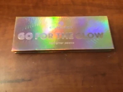 essence go for the glow highlighter palette new box 02 the warms - Image 1 of 4
