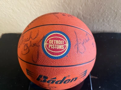 Baloncesto firmado autografiado por el equipo Detroit Pistons Bad Boys 11 firmas Foto 1 de 4