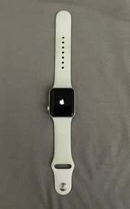 Apple Watch Series 3, 38mm Boîtier en Aluminium Argenté avec Bracelet Sport Blanc - Photo 1 sur 11
