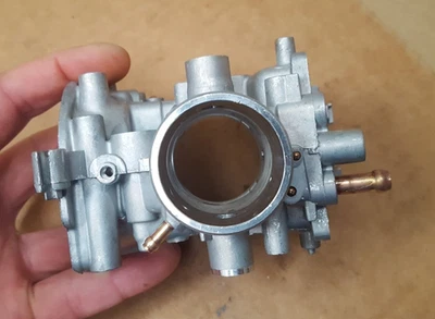 98-00 Suzuki GSX750 F KATANA inner left carburetor body # 2 MIKUNI 08F4 EMPTY! - Image 1 of 4