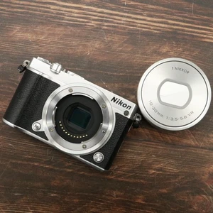 Nikon 1 J5 con 1 NIKKOR 10-30mm F3.5-5.6 VR Shuttercount 5032 [Near Mint] #6660 - Foto 1 di 13