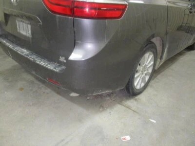 Used Rear Bumper Assembly Rear fits: 2015 Toyota Sienna w/o park assist Base Rea Foto 1 de 4