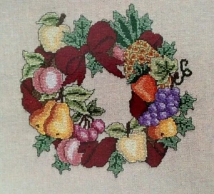 Kreuzstichmuster FESTLICHER OBSTKRANZ Apfel Trauben Birne Katherine Hurley - Bild 1 von 6