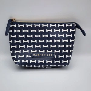 Bolso de Cosméticos Dabney Lee Azul Marino con Estampado de Lazo Blanco Cierre de Cremallera Maquillaje Medicina - Imagen 1 de 8
