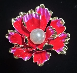 Spilla fiore rosa rosso con centro finta perla - Foto 1 di 1