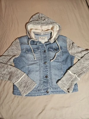 Chaqueta vaquera recortada con capucha para mujer American Rag talla pequeña Foto 1 de 4