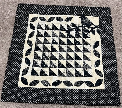 Edredón/colgante de pared artístico hecho a mano ~ apliques ~ nido de mirlos ~ 19 1/2" x 19" Foto 1 de 4