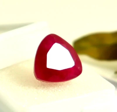 8-10 Ct Natural Red Beryl Utah Excellent Trillion Cut Certified Loose Gemstone - Image 1 of 4