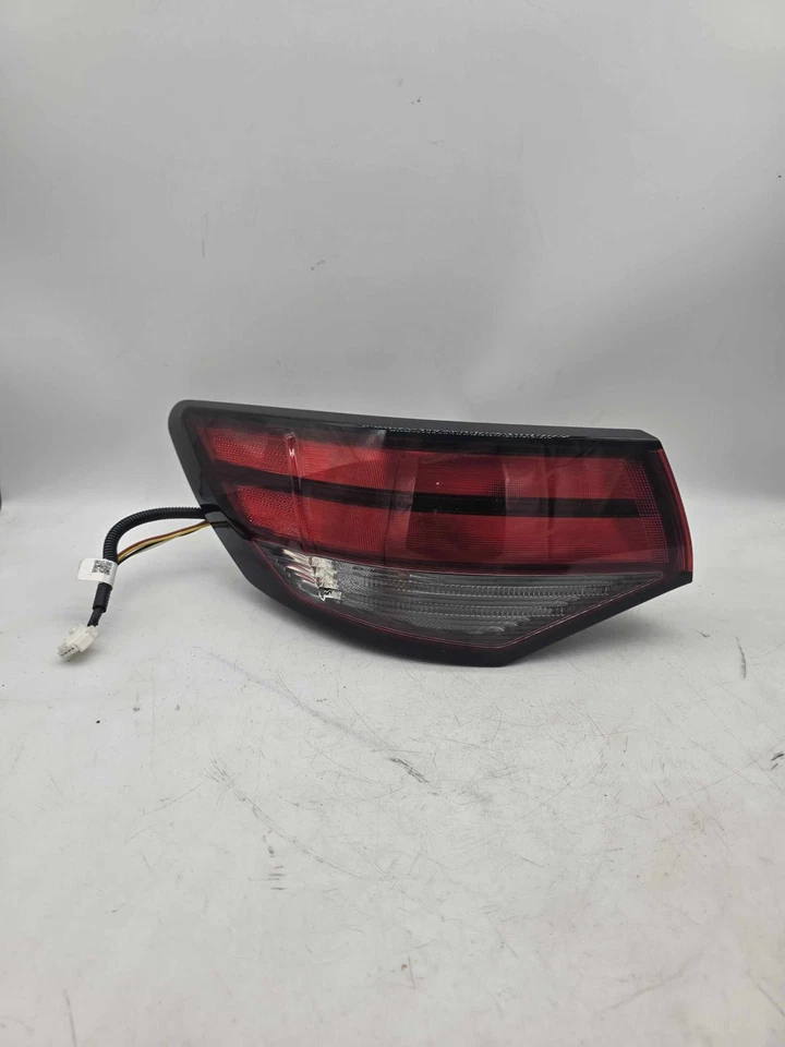 LUZ TRASERA EXTERIOR LADO CONDUCTOR NISSAN SENTRA 20-25 26555-6LB0A Foto 1 de 3