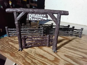 1959 Marx RIFLEMAN front gate & fence WESTERN Cowboy ranch   playset - Picture 1 of 7